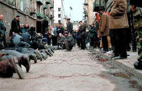 Statyści nie odrywają oczu od Romana Polańskiego. A ten lubi pracować w spokoju.