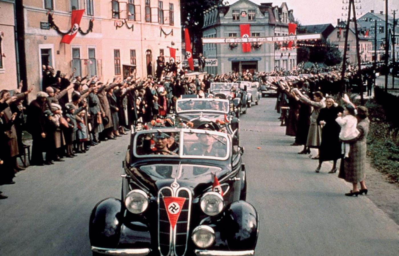 Naziści witani w miasteczku w czeskich Sudetach, okupowanych przez Niemcy od października 1938 r. Fotografia z 1 stycznia 1939 r. – pierwszego dnia roku, w którym wybuchła II wojna światowa.