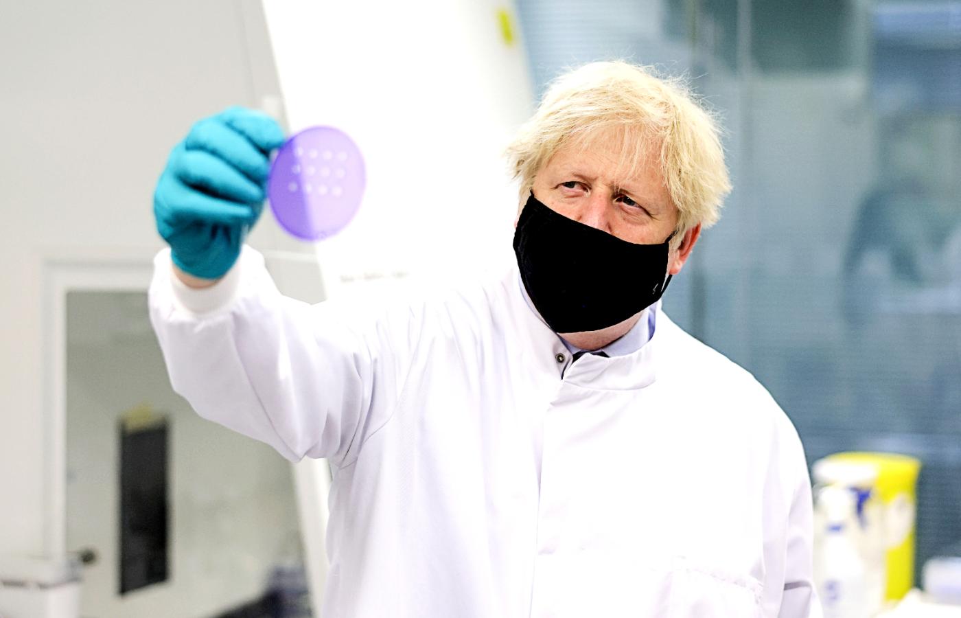 Premier Wielkiej Brytanii Boris Johnson w laboratorium MHRA