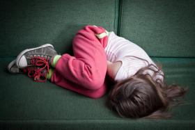 Obawa przed zakłóceniem rodzinnego statusu, na który zaharowywali się ojciec z matką, ryglowała jej krtań.