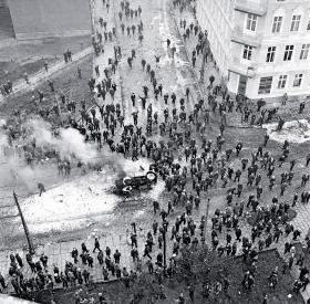 Protesty w Szczecinie, grudzień 1970 r., na fotografii płonący gazik milicyjny na ul. Dubois.
