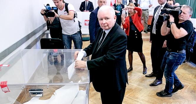 Jarosław Kaczyński głosuje w wyborach do Sejmu i Senatu w 2019 r.