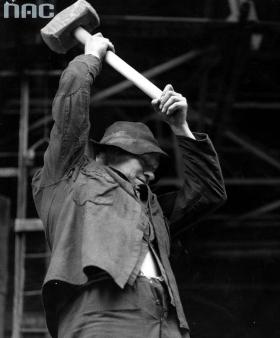 Praca, czy też bycie w pracy, nieomal doszczętnie wypełnia życie przede wszystkim połowy pracowników z wykształceniem zawodowym.