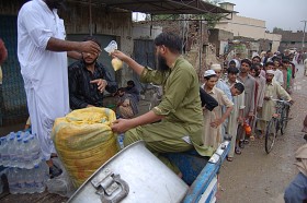 Zorganizowana pomoc to kropla w morzu potrzeb. Wciąż docierają wiadomości o bójkach o jedzenie.