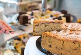 Słodki symbol miasta

Pisząc o Linzu nie wypada nie wspomnieć o najsłynniejszym przysmaku, serwowanym tylko tu – Linzer Torte. Ten wyjątkowy orzechowy wypiek, przełożony marmoladą porzeczkową, jest jednym z najstarszych tortów na świecie. Przepisy na niego znajdują się już w XVII-wiecznych źródłach. Do jednego z tutejszych cukierników – Leo Jindraka z Konditorei Jindrak – należy też kilka wpisów do księgi rekordów Guinnessa, np. na największą liczbę tortów pieczonych w roku (80 000), a także na największy Linzer Torte na świecie (4 m średnicy).