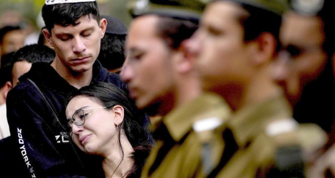 Pogrzeb żołnierza Abrahama Cohena na Wzgórzu Herzla w Jerozolimie, miejscu pochówku poległych w walce za ojczyznę i wybitnych osobistości, 12 października 2023 r.