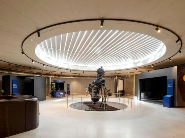 Zastosowanie materiałów użytych na zewnątrz we wnętrzach pogłębia wrażenie integralności i przenikania.