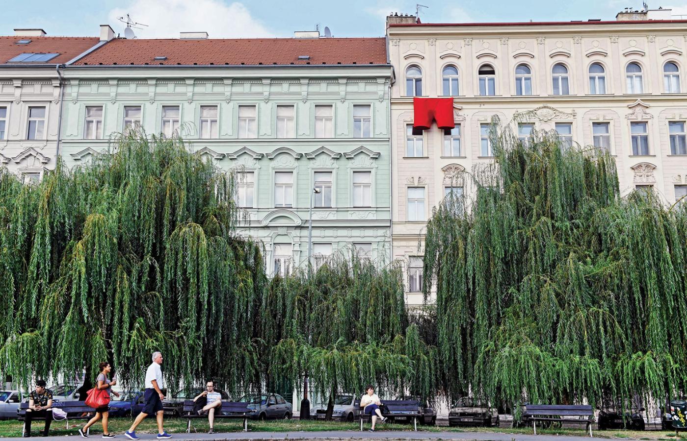 Wielkie czerwone gacie, na które happenerzy podmienili prezydencki sztandar Miloša Zemana.