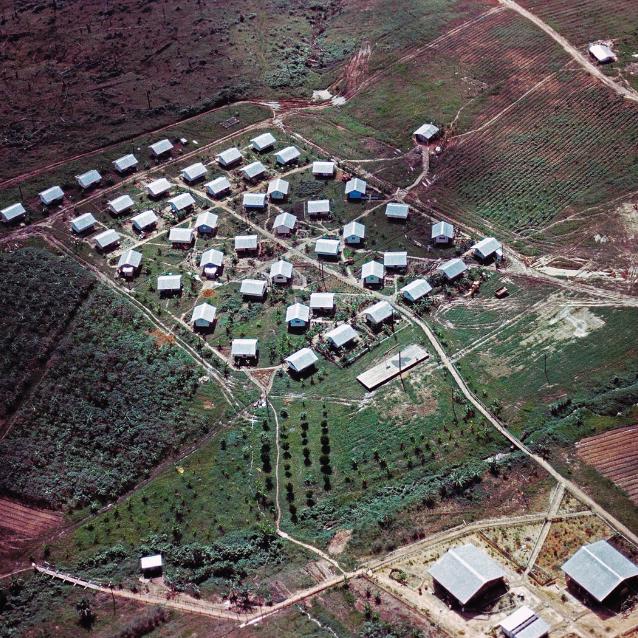 Zdjęcie lotnicze Jonestown w Gujanie, zrobione przez FBI podczas śledztwa w sprawie masowego samobójstwa w Świątyni Ludu (listopad 1978).
