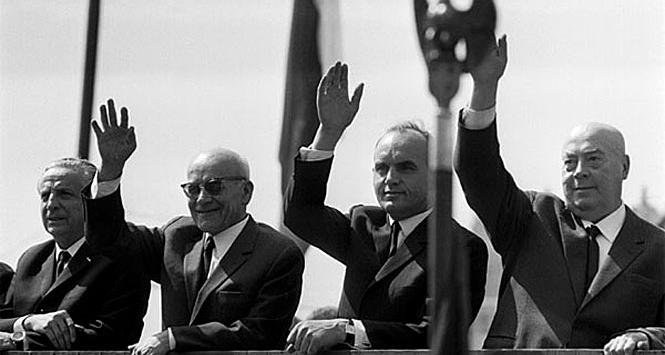 Józef Kępa (na zdj. drugi z prawej) był typowym przedstawicielem środowiska młodych partyjnych aparatczyków, dążących do odsunięcia od władzy dotychczasowy partyjny establishment.