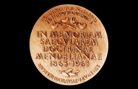Medal wybity w 1965 r., w stulecie publikacji praw Mendla dotyczących przekazywania cech dziedzicznych.
