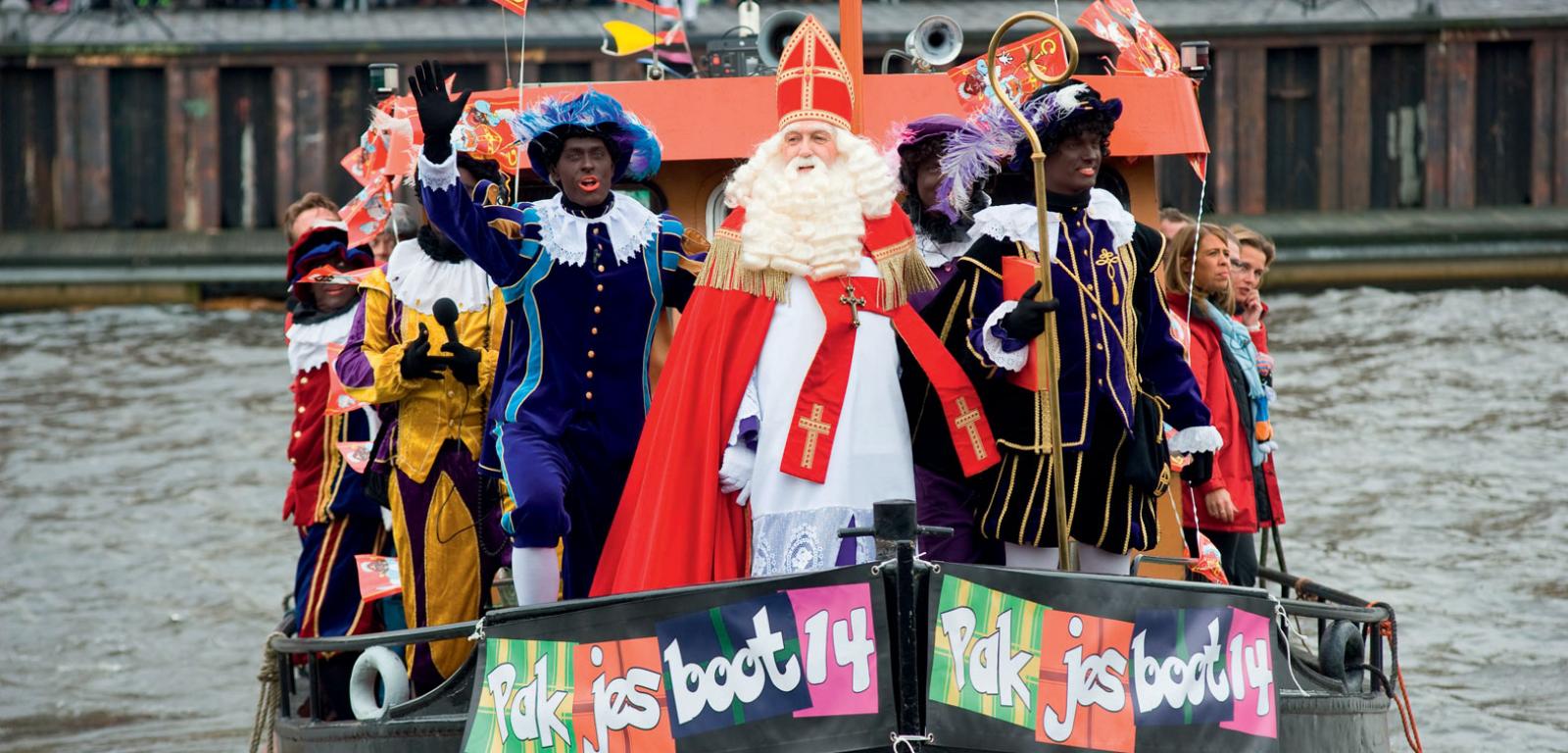 Według ­legendy holenderski Sinterklaas przybywa wraz ze swoimi pomocnikami łodzią parową z Hiszpanii.