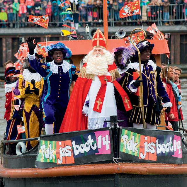 Według ­legendy holenderski Sinterklaas przybywa wraz ze swoimi pomocnikami łodzią parową z Hiszpanii.
