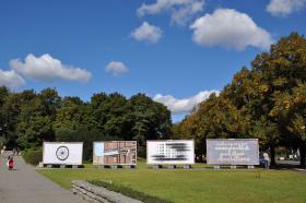 Tegoroczne hasło przewodnie imprezy Art Moves to „Pod presją. Jak być sobą we współczesnym opresyjnym świecie?”.