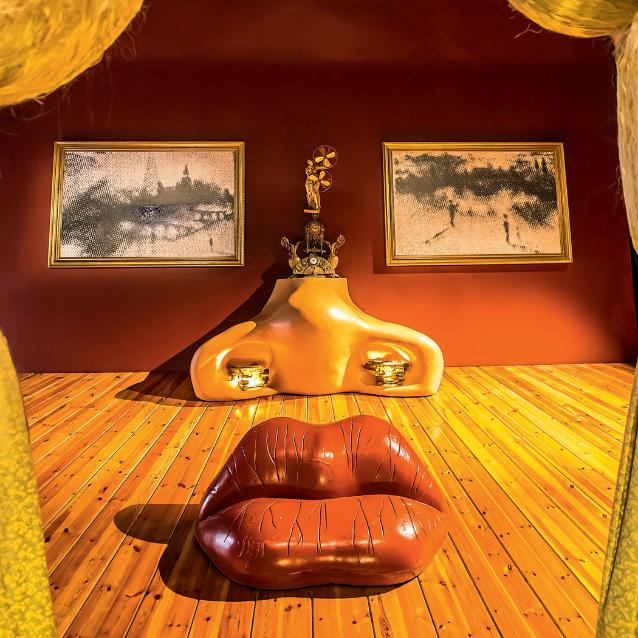 Trójwymiarowa instalacja twarzy Mae West z Muzeum Salvadora Dalego w jego rodzinnym mieście Figueres.