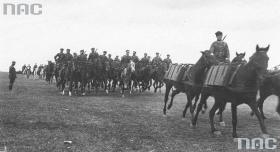 Trzecią z dat ważnych dla II Rzeczpospolitej był 15 sierpnia – Święto Wojska Polskiego i obchody rocznicy Bitwy Warszawskiej 1920. Defilada artylerii konnej, Warszawa 1924 r.