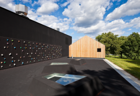 A efekt ten wzmacnia organizacja terenu wokół – z warzywniakiem i zagrodą dla zwierząt.