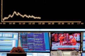 Kilkunastogroszowe spadki cen na stacjach są nieproporcjonalne do tych, jakie notowane są na rynku ropy. Przyczyna tego jest prosta: ponad połowę ceny, jaką płacimy przy dystrybutorze, stanowią podatki.