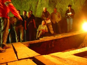 Grupa badaczy na stanowisku w jaskinii Denisowa. 2005 rok.