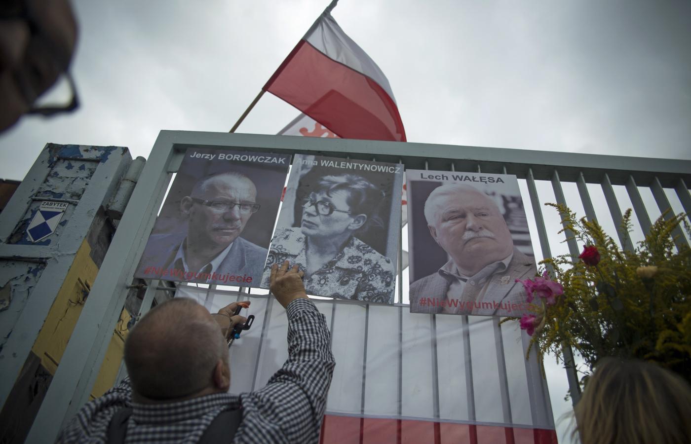 W Gdańsku okazało się, że historyczna brama nr 2 stoczni im. Lenina w Gdańsku nie może być przyozdobiona portretami ludzi opozycji demokratycznej.