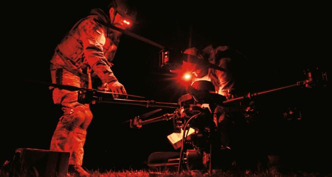 Ukraińscy żołnierze puszczają dron.