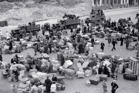 Powojenny Szczecin wysiedlał i przyjmował tysiące ludzi (1946 r.).