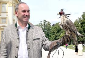 Na wszystkie zarzuty Aiwanger zareagował, oskarżając prasę o kampanię oszczerstw, co z kolei w oczach jego krytyków zbliżyło go do stylu Donalda Trumpa.