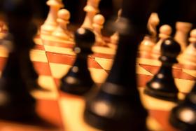 Prof. Jerzy Hołowiecki: „Dobry szachista potrafi zdominować przeciwnika, bo umie zaplanować siedem ruchów naprzód”.