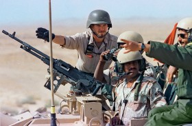 Amerykańscy żołnierze podczas szkolenia gwardzistów. Broń bronią, ale trzeba umieć się z nią obchodzić.