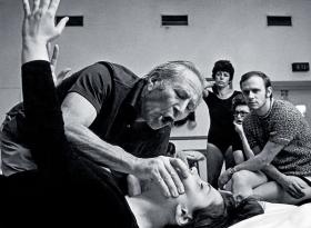 Dr Aleksander Lowen podczas pracy