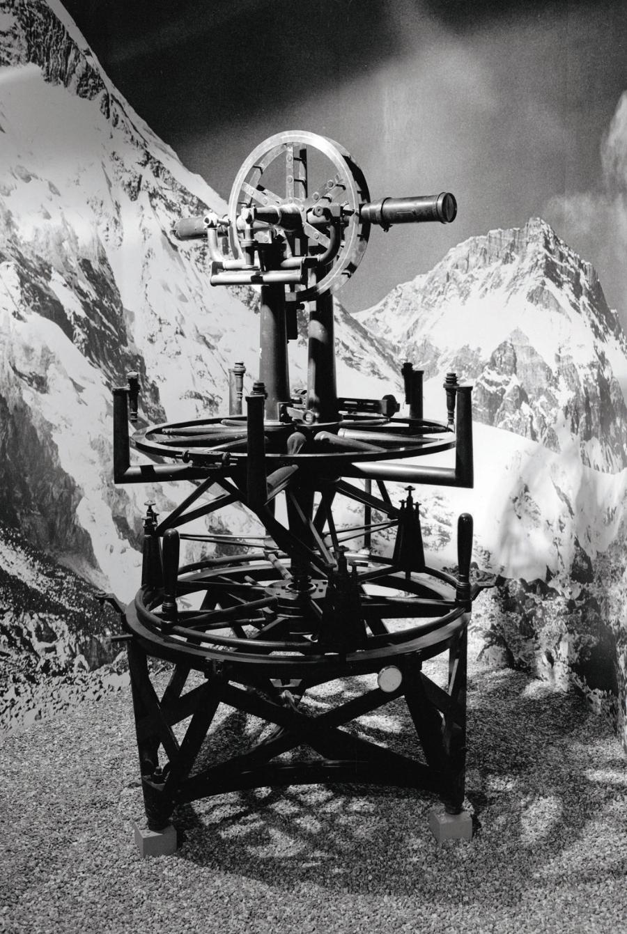 Ważący niemal 500 kg teodolit, za pomocą którego w połowie XIX w. po raz pierwszy zmierzono wysokość Everestu.