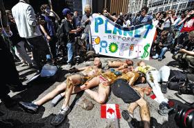 Protest przed kanadyjskim konsulatem w Chicago przeciw niszczeniu środowiska poprzez wydobycie ropy.