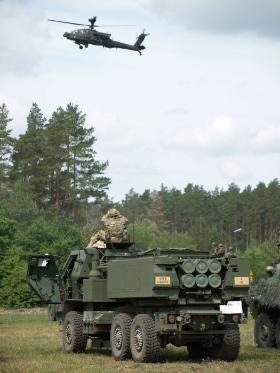 Wyrzutnia rakietowa Himars i śmigłowiec uderzeniowy Apacz – nawet oficerowie żartowali, że to swego rodzaju product placement Amerykanów (oba typy uzbrojenia są rozważane do zakupu przez Polskę).