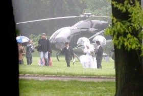 Celebryci naszych czasów docierają na ślub w spektakularny sposób - na przykład używając śmigłowca. Bielawa, maj 2008 r.