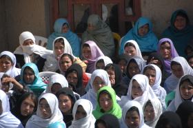 Afganistan jest jednym z krajów o najwyższym wskaźniku dzietności. Statystycznie kobieta rodzi tu co najmniej pięcioro dzieci.