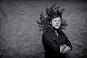 Raphael Rogiński nominowany w kategorii Muzyka popularna za dwa albumy: „Woman Blue” i „Zaświeć Niesiącku and other Kurpian Songs” Nawet szamańska otoczka nie oddaje w pełni jego niezwykłego stylu, opartego na intuicji i świetnej technice.

Więcej o nominowanym przeczytasz tutaj.