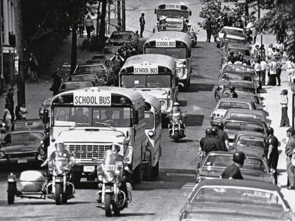Boston, wrzesień 1974 r. Tzw. kryzys autobusowy wywołała „desegregacja” czarnych i białych uczniów. Protestowały obie strony, zamieszki trwały dwa lata.