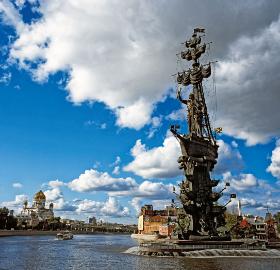 Pomnik Piotra I Wielkiego autorstwa Zuraba Cereteliego, odsłonięty w Moskwie w 1997 r.