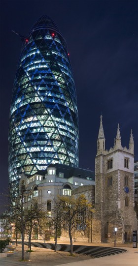30 St Mary Axe. Zwany potocznie „korniszonem”. Projekt – Norman Foster.  40-pietrowy wieżowiec w Londynie, którego kształt eliminuje powstawanie przeciągów na poziomie ulicy.