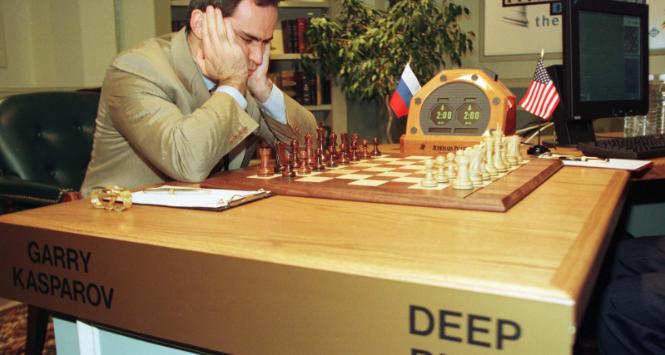 Mistrz świata w szachach Garry Kasparow studiuje planszę na krótko przed drugą partią meczu z superkomputerem IBM Deep Blue.