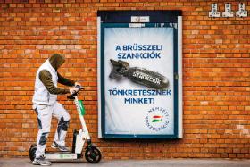 „Sankcje brukselskie nas niszczą” – głoszą reklamy rządowej kampanii Viktora Orbána, który utrzymuje, że do inflacji nie przyczynia się nieudolność rządu tylko sankcje, które Unia nakłada na Rosję.