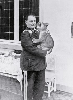 Marszałek Hermann Göring z lwiątkiem w posiadłości Carinhall.