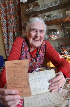 Regina Werlichowicz z d. Kowalska. 40 lat pracowała w szwalni. Była przodownicą pracy tzw. „wyścigówką”. Ojciec pracował na tkalni, dziadek w kotłowni Zakładów Lniarskich. Zmarła miesiąc po wykonaniu fotografii.