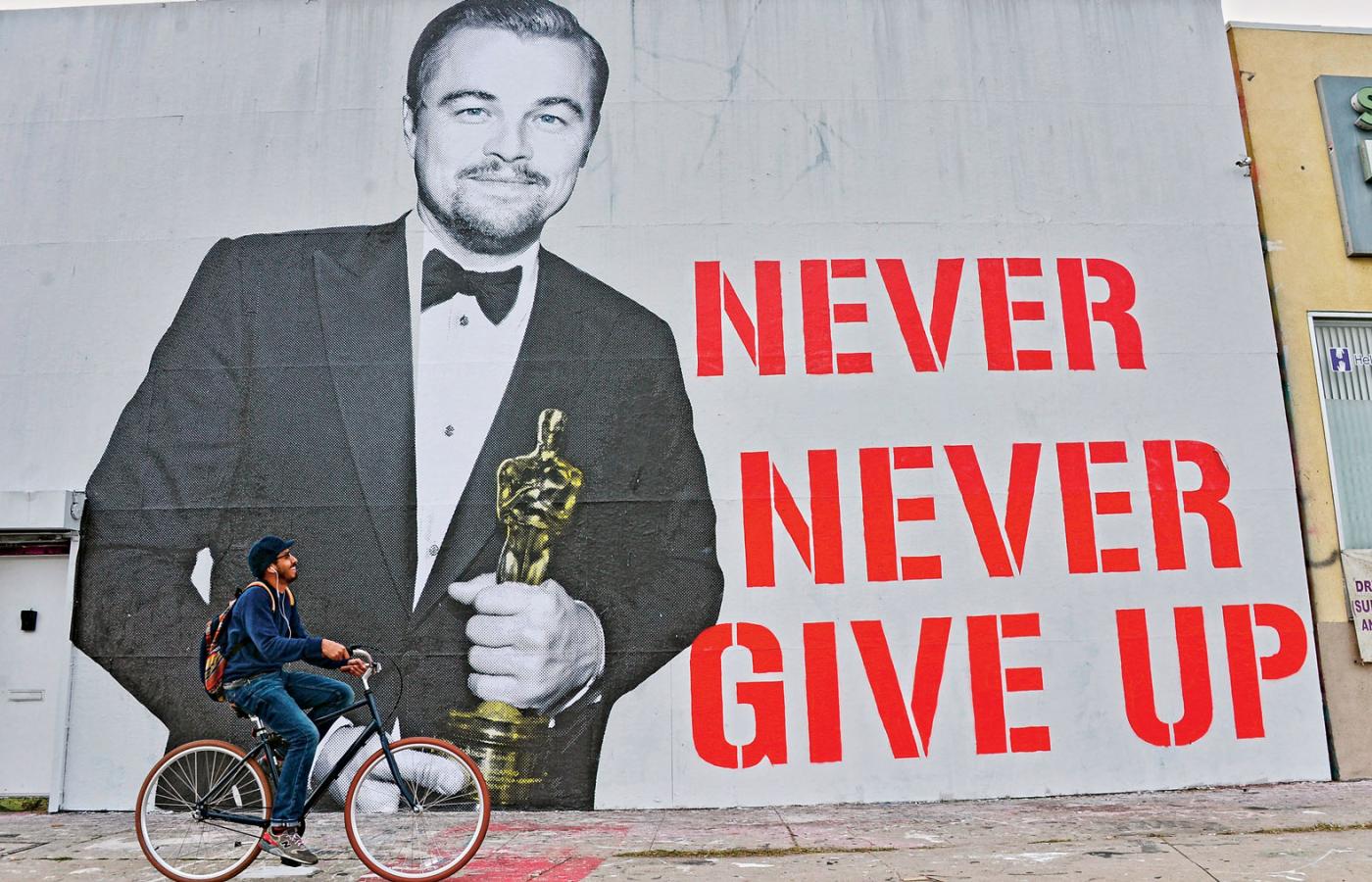 Mural w Los Angeles z napisem: „Nigdy się nie poddawaj”.
