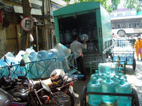 Woda jest tu na wagę złota (za napełnienie 10-litrowego dzbana przez firmę rozwożącą wodę trzeba zapłacić 19 gr, czyli ponad sześciokrotnie więcej niż za wodę z sieci w Polsce).