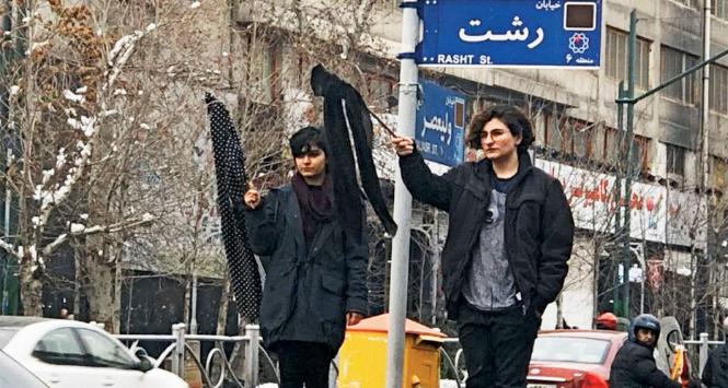 Iranki muszą przykrywać włosy co najmniej chustą oraz nosić długi płaszcz.