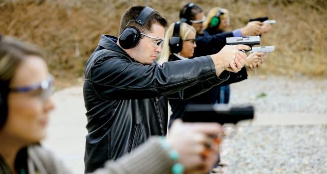 Szkolenie trwa ok. 3 miesięcy, kosztuje do 1 tys. zł, po tym czasie otrzymuje się patent strzelecki, zdaje się egzamin i można występować do policji o pozwolenie na broń sportową.