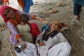 Powódź już teraz przybiera tragiczne oblicze. Na zdjęciu kobieta z wycieńczoną 75-letnią matką w Prowinci Sindh, 9 sierpnia 2010 r.