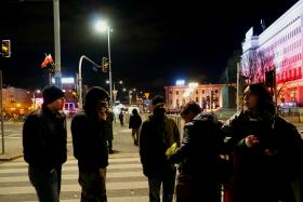 Uczestniczki blokady odpytywane po marszu przez zamaskowanych uczestników o swój stan zdrowia