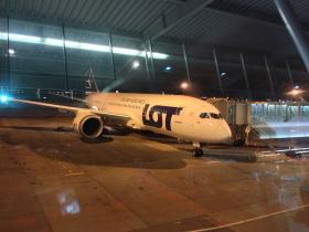 Dreamliner LOT-u na lotnisku Okęcie.